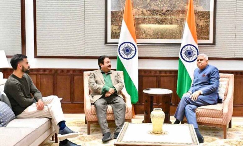 राज्यसभा सांसद राजीव शुक्ला ने कोहली के साथ उपराष्ट्रपति जगदीप धनखड़ से मुलाकात की