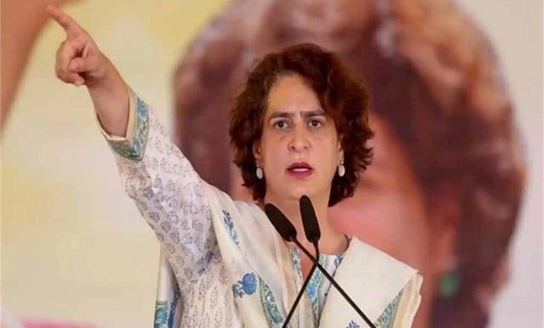 प्रियंका ने केंद्र पर हमला बोलते हुए कहा कि रुपये की गिरावट के सारे रिकॉर्ड टूट चुके हैं, अब मोदी को जनता को जवाब देना चाहिए