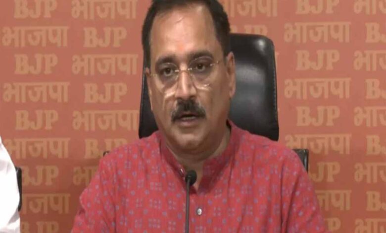 वीरेंद्र सचदेवा ने प्रेस कॉन्फ्रेंस कर केजरीवाल पर सवाल उठाए, कहा- सत्ता जाने के भय से मानसिक संतुलन खो बैठे