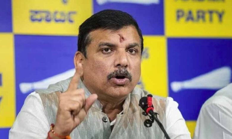 आम आदमी पार्टी की डॉक्यूमेंट्री के प्रिव्यू पर हुआ बवाल, EC ने आपत्ति जताई तो धरने पर बैठे संजय सिंह