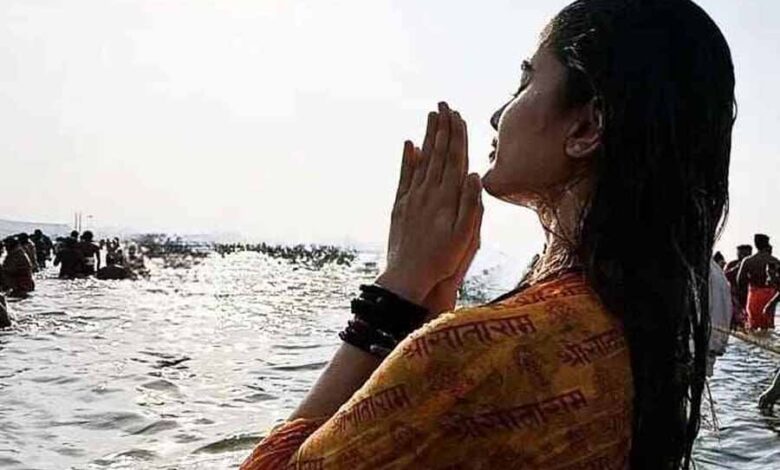 महाकुंभ में आस्था की डुबकी के बाद प्रार्थना करती नजर आईं राशा