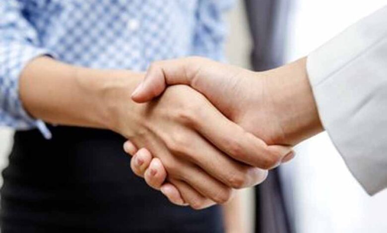 हाथ मिलाने का तरीका आपकी पर्सनालिटी से जुड़े खोलता है ये राज