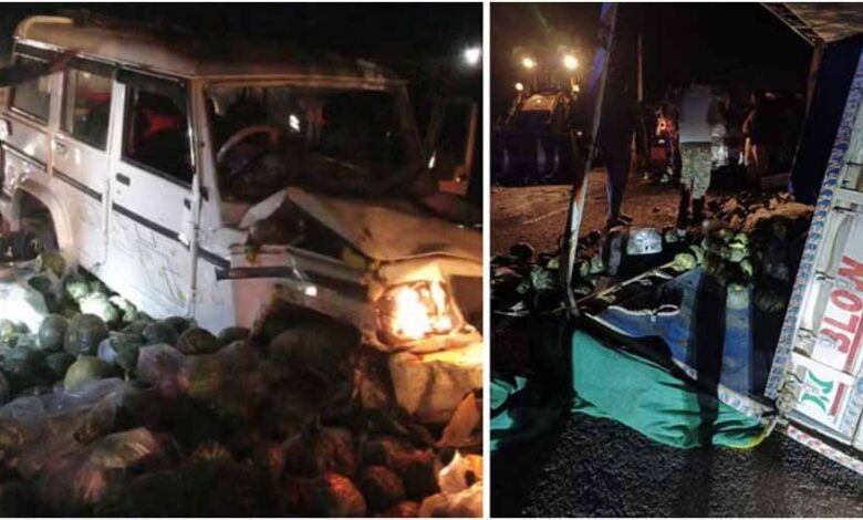 बोलेरो और पिकअप की टक्कर, मां-बेटे समेत तीन की मौत, 10 घायल