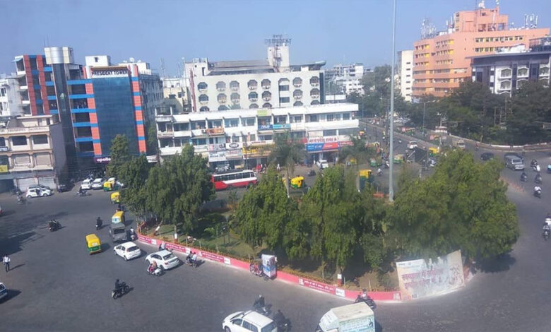 मधुमिलन चौराहे पर यातायात को नियंत्रित करने का नया तरीका