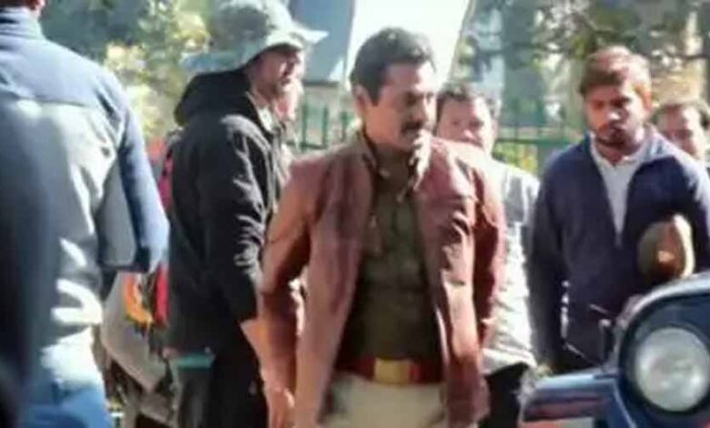 कानपुर में नवाज के चाहने वालों की भीड़ उमड़, पुलिस ने लगाई बैरिकेंडिग