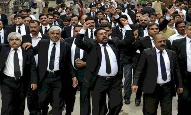 इस्लामाबाद में बड़ी संख्या में वकील सड़कों पर उतर आए, किया बड़ा प्रदर्शन