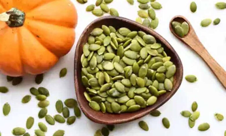 खुद को हेल्दी और फिट रखने के लिए रोज खाएं कद्दू के बीज