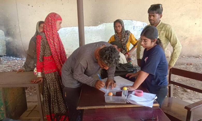 ट्रेन के सामने कूद रही थी महिला, युवक ने बचाया तो हुआ प्यार, अब करेंगे शादी