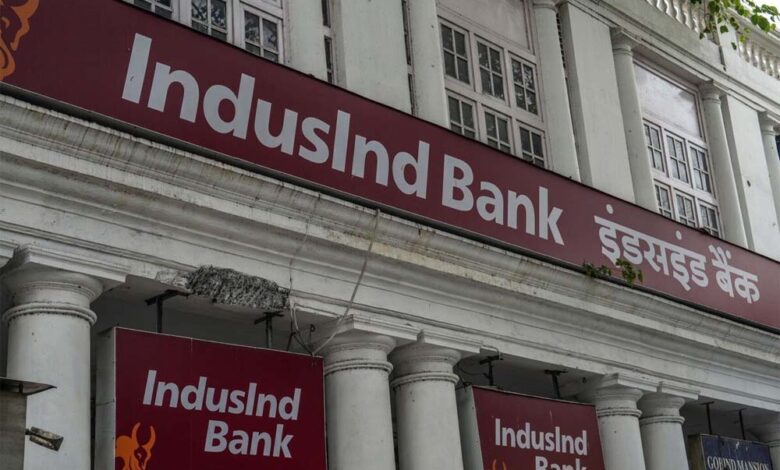 इंडसइंड बैंक के सीईओ सुमंत कठपालिया और उनके डिप्टी अरुण खुराना को पद से हटने को आरबीआई ने कहा