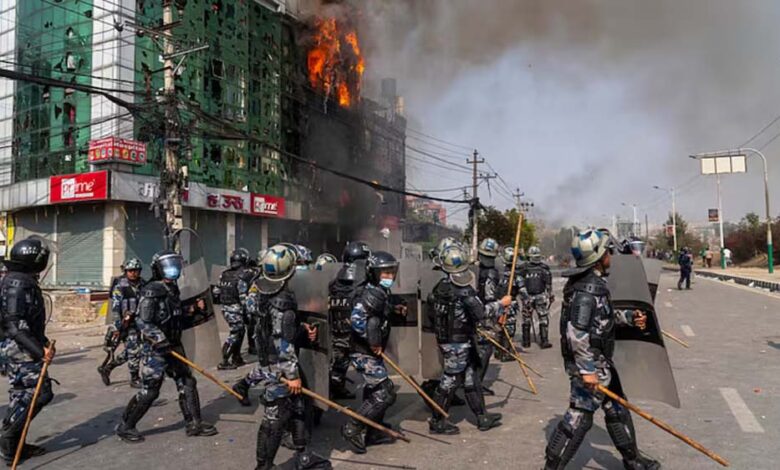 नेपाल में हिंसा के बाद ओली सरकार का सख्त एक्शन, 3 अप्रैल तक का राजशाही समर्थकों ने दिया अल्टीमेटम