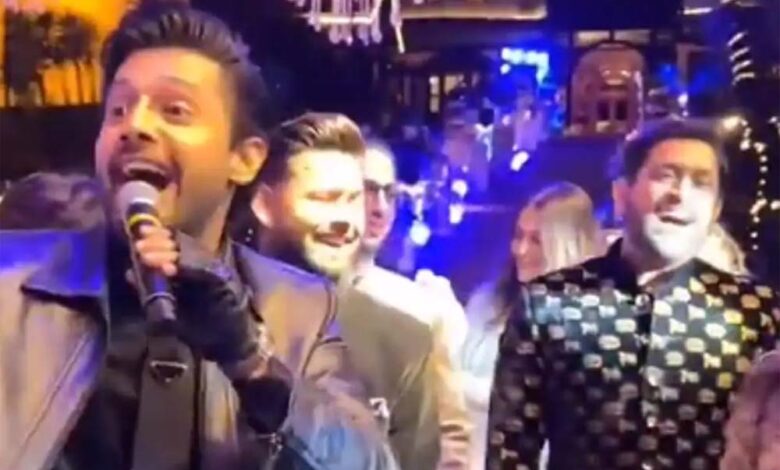 ऋषभ पंत की बहन साक्षी पंत की शादी के फंक्शन संगीत समारोह में धोनी ने ऋषभ पंत ने ‘तू जाने ना’ गाने को गाया