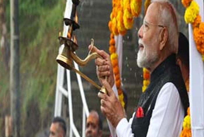 प्रधानमंत्री मोदी ने हिंद महासागर द्वीपसमूह में सबसे पवित्र हिंदू तीर्थ स्थल माने जाने वाले गंगा तालाब में पूजा-अर्चना की