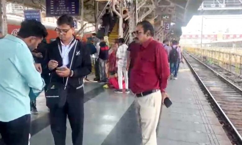भोपाल स्टेशन पर ‘किलाबंदी’ टिकट चेकिंग: 287 यात्री पकड़े गए, ₹1.40 लाख जुर्माना वसूला