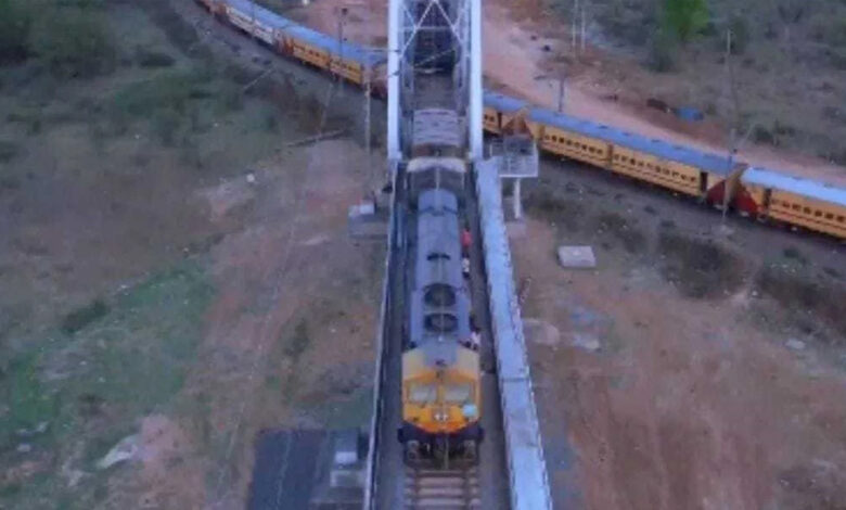 कटनी में देश के सबसे लंबे रेलवे फ्लाईओवर का निर्माण कार्य पूरा, अप लाइन पर दौड़ी मालगाड़ी