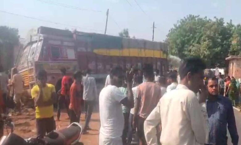 छतरपुर में झांसी-खजुराहो नेशनल हाईवे पर सुबह ट्रक की टक्कर से बाइक सवार तीन की मौत