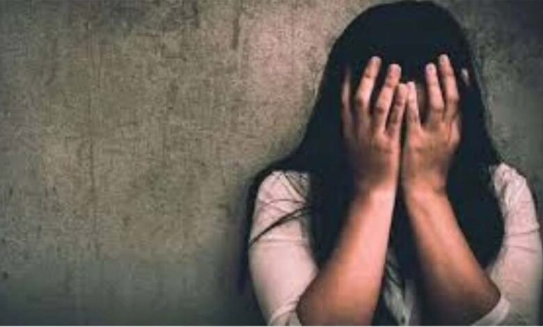 युवती के साथ मां के प्रेमी ने दुष्कर्म किया, आरोपी सुरक्षा कर्मी घटना के बाद से फरार