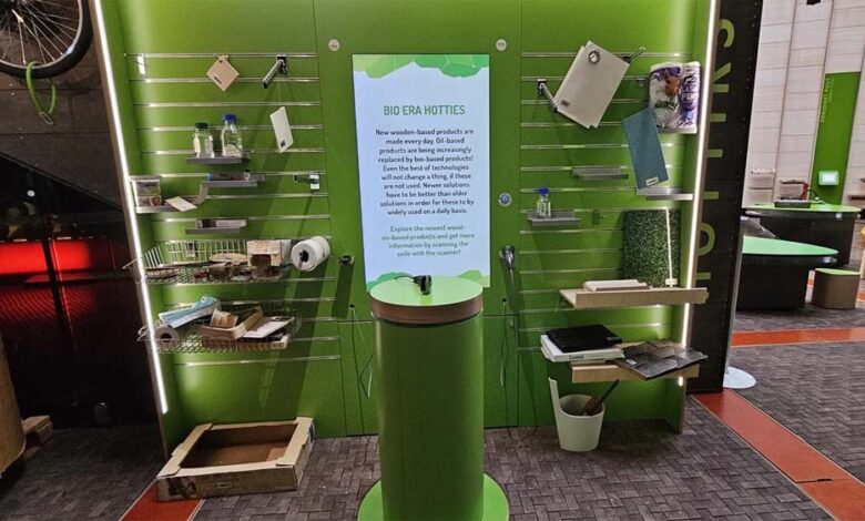 फिनलैंड में कपड़े, प्लास्टिक और पेट्रोल-डीजल तक बना लिए, लकड़ी पर तकनीक की ‘कारीगरी’