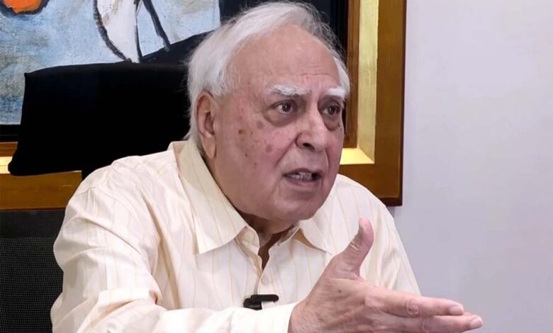 कपिल सिब्बल ने अमित शाह से पाक को ‘आतंकी राष्ट्र’ घोषित करने और इस मुद्दे को इंटरनेशनल कोर्ट में उठाने की अपील की