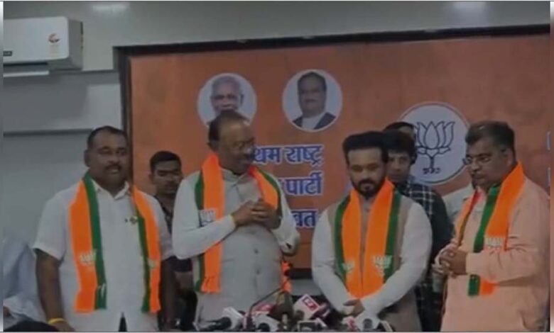 पूर्व क्रिकेटर केदार जाधव ने थामा भाजपा का दामन, बावनकुले ने दिलाई सदस्यता