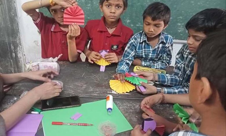 विद्यार्थियों ने बनाई अखबार की रद्दी से थैलियां और मेंहदी के कोन