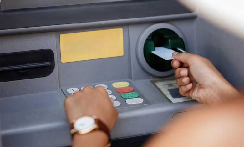 1 मई से ATM के हर ट्रांजैक्शन पर देना होगा इतना चार्ज, पैसे निकालना होगा महंगा
