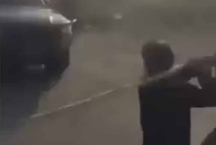 सिंध में असीफा भुट्टो जरदारी के काफिले को प्रदर्शनकारियों ने बीच सड़क पर घेर लिया, लाठी-डंडों से किया हमला