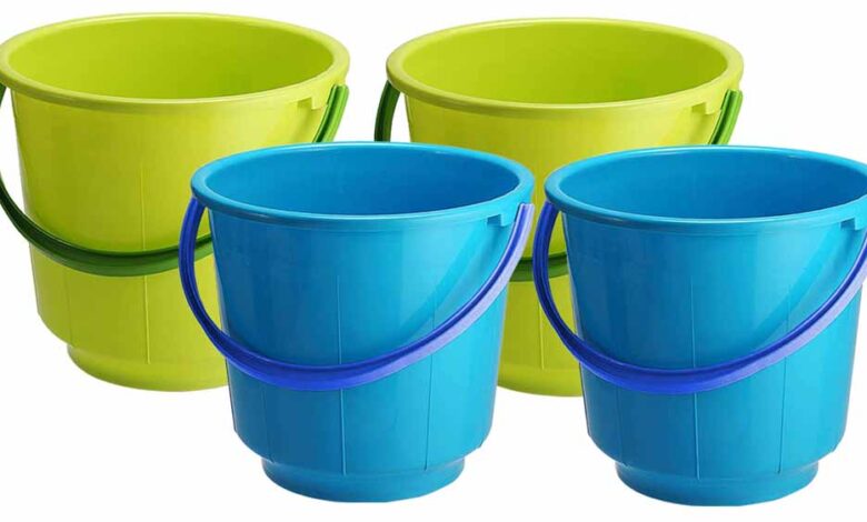 बाथरूम में रखें ये रंग की बाल्टी, जीवन में आएगी तरक्की