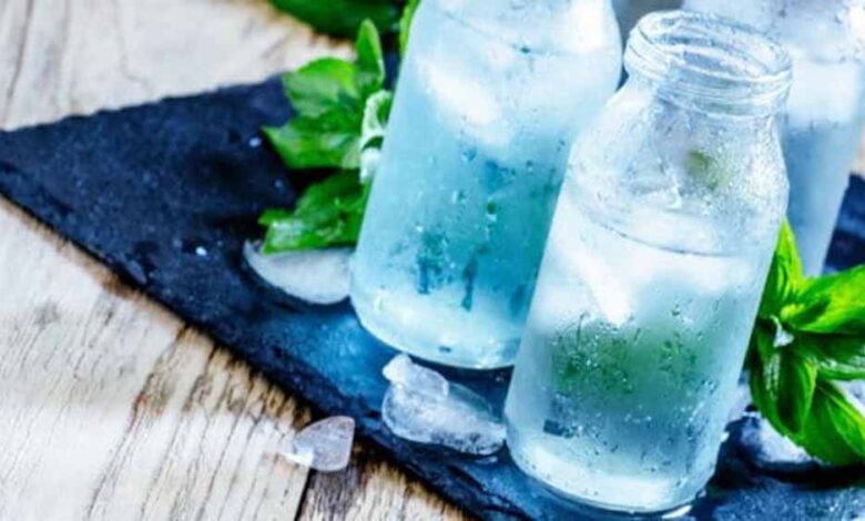 ठंडा पानी गर्मियों में आखिर क्यों पीना है अच्छा, जान लेंगे तो शुरू कर देंगे पीना
