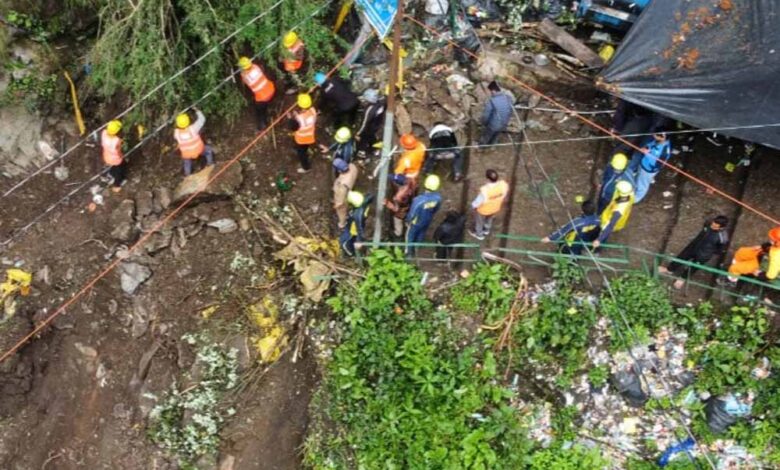 चारधाम यात्रा पर बारिश का असर, सड़कों पर मलबा आने से रुक-रुक कर चल रही यात्रा