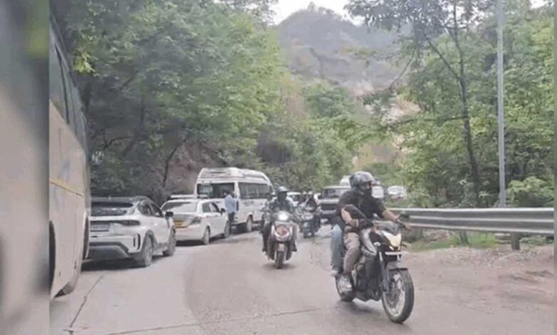 उत्तराखंड के पहाड़ सैलानियों की भीड़ से कराह रहा, जिधर देखो जाम ही जाम