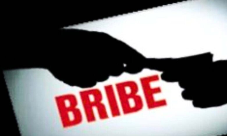 मध्याह्न भोजन की राशि खाते में ट्रांसफर करने मांगी रिश्वत, लोकायुक्त पुलिस ने महिला पर्यवेक्षक को रंगे हाथ पकड़ा