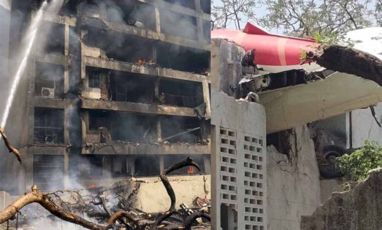 लंदन के लिए उड़ान भरने के कुछ मिनटों के भीतर विमान क्रैश होकर डॉक्टरों के हॉस्टल पर गिरा विमान