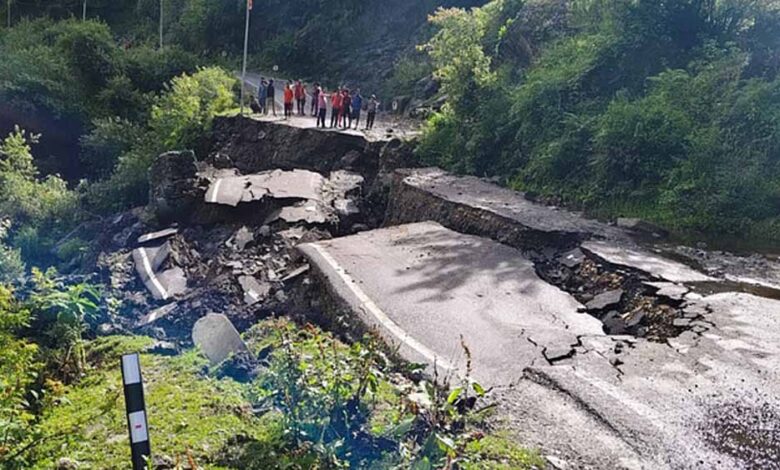 प्रदेश में भारी बारिश के चलते मुख्य राष्ट्रीय राजमार्गों के साथ ही कई सड़कें भी बंद