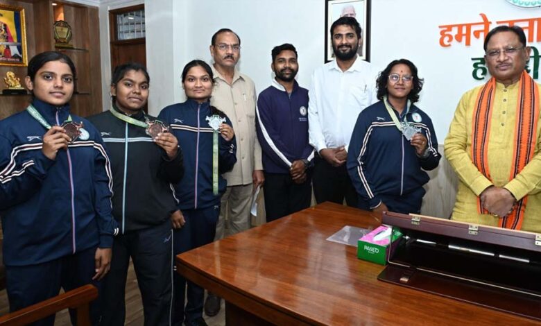 मुख्यमंत्री साय से किक बॉक्सिंग पदक विजेता खिलाड़ियों ने की सौजन्य मुलाकात