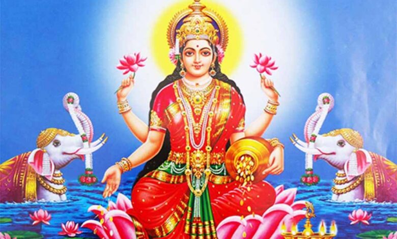 इन जगहों पर भूलकर भी न करें भोजन, वरना छिन सकती है मां लक्ष्मी की कृपा