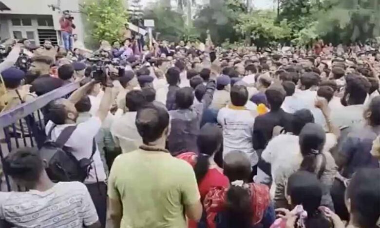 अहमदाबाद स्कूल में 9वीं का छात्र बना कातिल, हत्या के बाद भड़का सांप्रदायिक तनाव