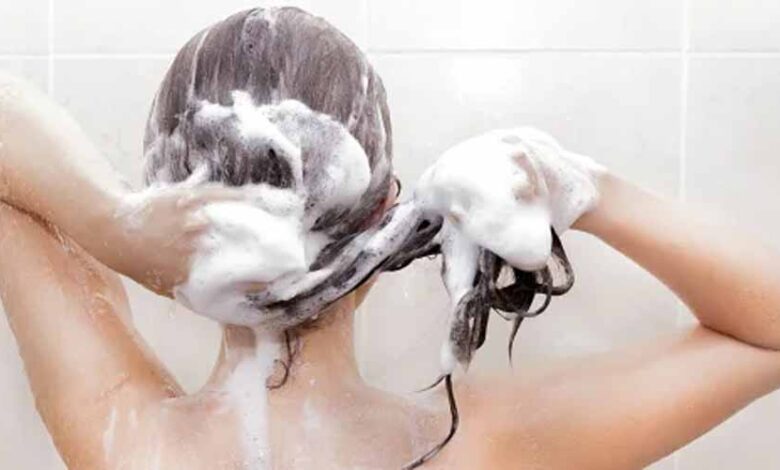 शैंपू के बाद अपनाएं ये आसान टिप्स, बाल बनेंगे रेशम जैसे मुलायम