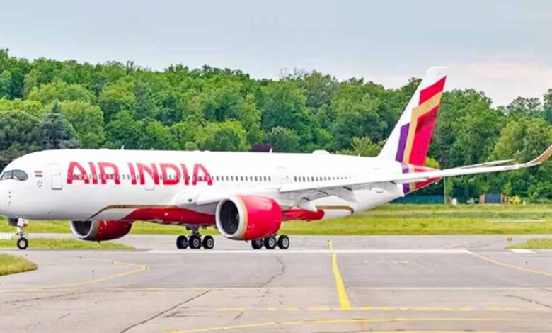 दिल्ली से इंदौर जा रही एयर इंडिया फ्लाइट लौटी, इंजन में आग का संकेत मिलने पर इमरजेंसी लैंडिंग