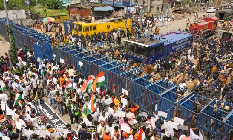 पुलिस पर हमला इतना बढ़ा कि ममता के आंचल में छिपना पड़ा, भाजपा नेता ने किया लाठीचार्ज का विरोध