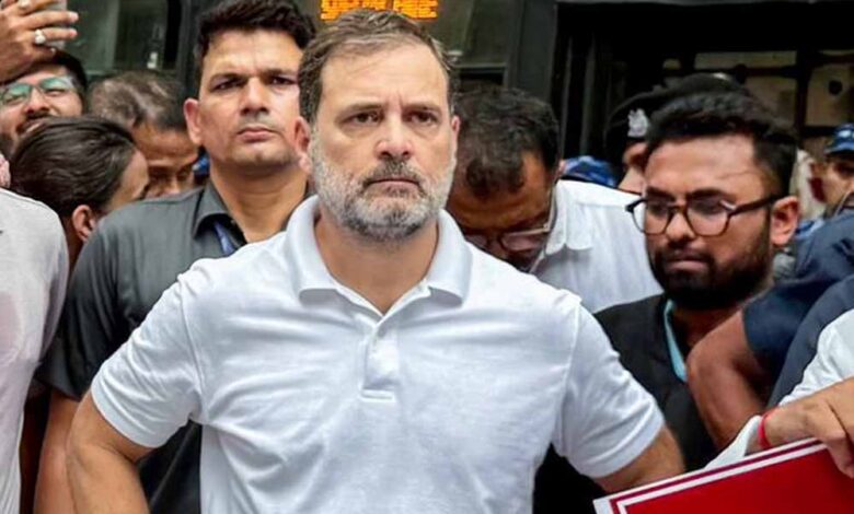 संसद के बाहर विपक्ष का जोरदार प्रदर्शन, चुनाव आयोग और सरकार पर लगाए गंभीर आरोप