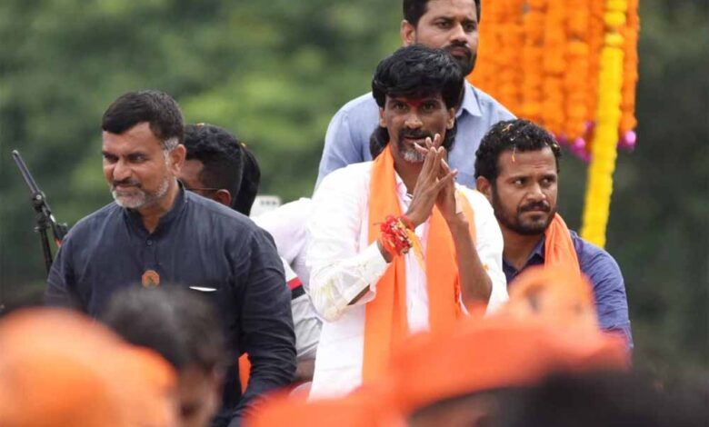 BMC चुनाव से पहले मनोज जरांगे ने बढ़ाई सरकार की टेंशन, फडणवीस के मंत्रियों का दल मनाने पहुंचा