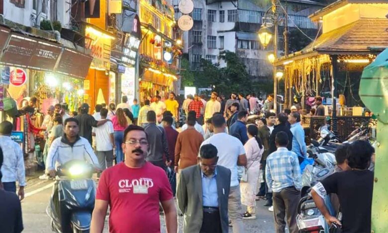 मसूरी में सैलानियों की भीड़, होटलों की बुकिंग अगले तीन दिन तक फुल
