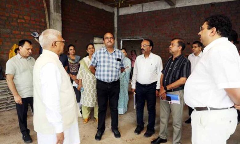 राज्यपाल पटेल ने किया राजभवन में हो रहे पुनर्निर्माण कार्यों का निरीक्षण
