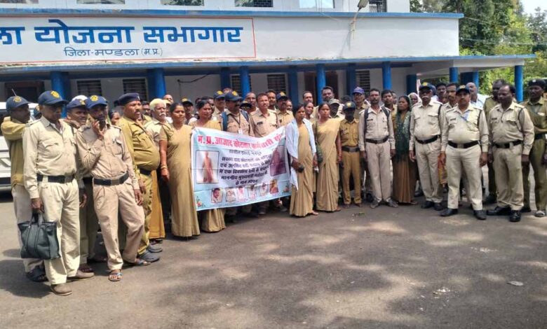 रेडीमेड घटिया वर्दी के विरोध में कोटवार संगठन पहुंचा जनसुनवाई