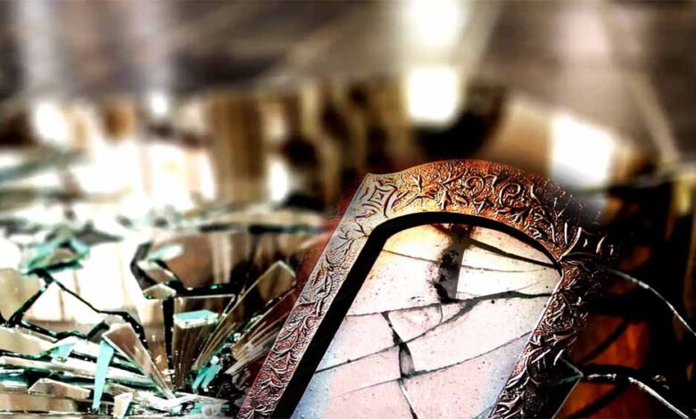 घर में अचानक कांच का टूटना, जानें इसके संकेत और क्या करें