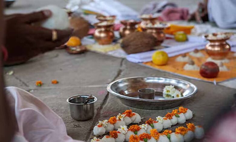 पितृ पक्ष में दो तिथियों के श्राद्ध होंगे एक साथ, जानें सही तरीके से पिंडदान कैसे करें