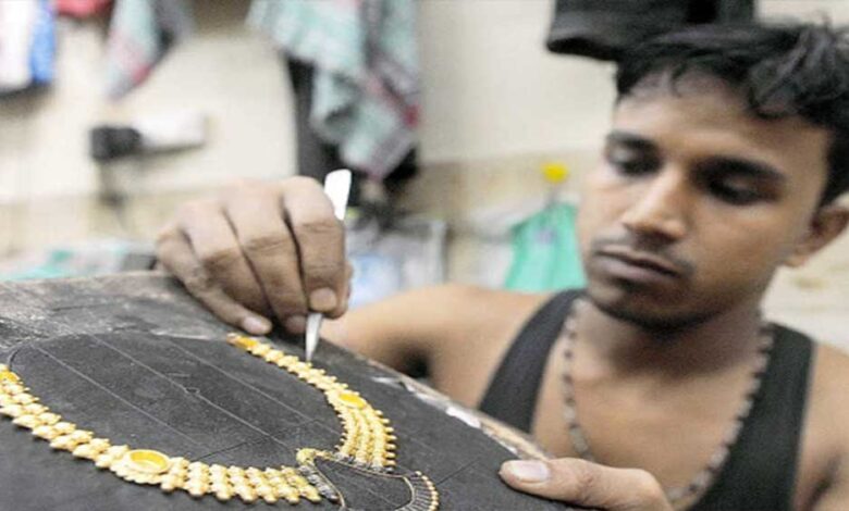 सोने की कीमतों में रिकॉर्ड उछाल, ज्वेलरी डिमांड में गिरावट से कारीगरों की मुश्किलें बढ़ीं