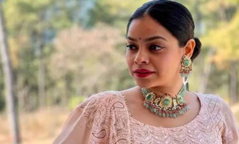 कपिल शर्मा की ऑन-स्क्रीन वाइफ सुमोना पर दिन दहाड़े …….. , कार घिरी भीड़ में