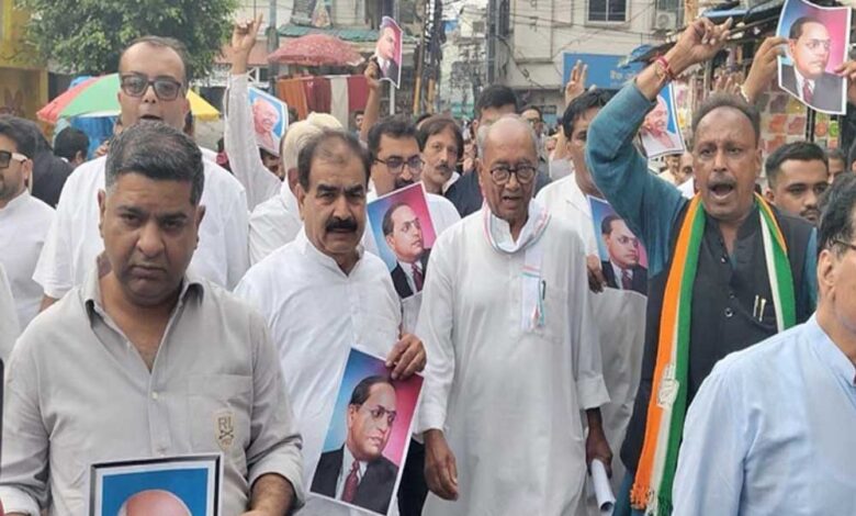 इंदौर में दिग्विजय सिंह का विरोध, दिखाए गए काले झंडे और फेंकी गई चूड़ियां