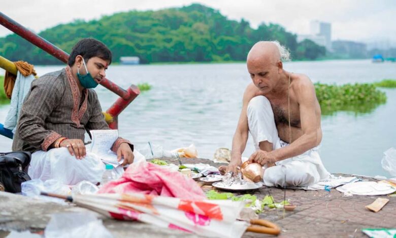 पितृपक्ष शुरू! घाट नहीं जा सकते? घर पर ऐसे करें पितरों का श्राद्ध